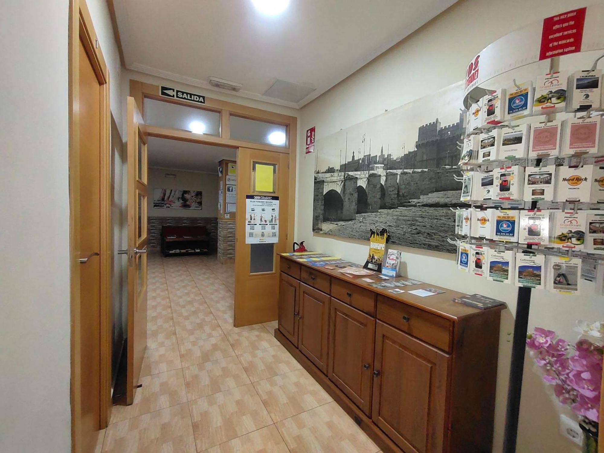 Hostal Abastos Valencia Exterior photo